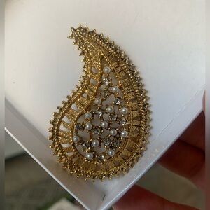 Vintage 80’s Marla Buck gold-tone paisley brooch pin w/ rhinestones and pearls